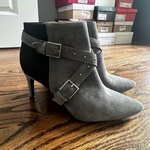 Brand NEW without tags. Kept in a nonsmoking home. Box not included.